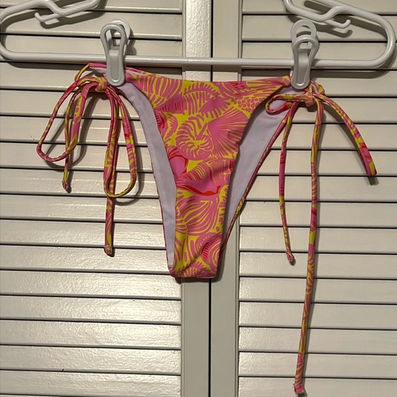 A Cute Bikini Bottom Size Small for this upcoming summer a day at the beach - Picture 1 of 9